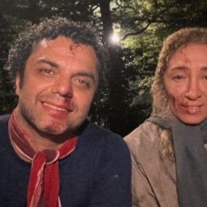 Arash Zellipour Instagram - .

مرداب و شاهینُ دوست داشتم
خیلی بیشتر از چیزی که از روز اول فکرشُ می کردم
راستش وقتی برزو از متفاوت بودن این نقش و چالشی که برای من داشت ، میگفت زیاد دلم صاف نبود
اما چند روزی که از شروع کار گذشت دلم برای «مرداب» رفت …
کار کردن با محمد شایسته که حرفه ای و درجه یکه و توی کار خودش بهترینه
کار کردن با برزو نیک نژاد که برام یه کلاس متفاوت بود
و حظ بردم از لحظه لحظه بازی کردن براش
کار کردن با پانته‌آ پناهی‌ها که به نظرم یه فرشته‌ست و تمام … کنارش یاد گرفتم و یاد گرفتم و یاد گرفتم …
پانته‌آ پناهی‌ها برای هر پروژه‌ای و برای هر بازیگری که کنارش باشه یه نعمته ، ممنونم ازت پانی نازنین…
کار کردن با امیر جعفری و شهرام حقیقت دوست و مهدی هاشمی و الهام اخوان و حامد کمیلی و … که برام پر از تجربه بود
کار کردن با افشین رضایی ،سیامک احمدی ، امیرحسین قدسی، محمد عزت خواه ، میثم مولایی ، رشید دانشمند ،الهام معین ، علیرضا شایسته و ابوالفضل لطفی و گروه‌های نازنین شون برام لذت بخش بود

ممنونم از همه و خوشحالم که کنار گروه مرداب بودم
«شاهین» هیچ وقت از یاد من نمیره و همیشه کنار خودم نگهش میدارم..
.
پی نوشت : این ۱۰ تا عکسی که توی این ۱۰ تا اسلاید گذاشتم گوشه‌ای از خاطرات «مرداب » برای منه ….❤️