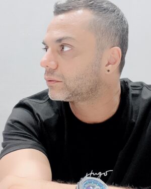 Arash Zellipour Instagram - .
لازم نیست بمیری تا خدا رو ببینی … خدا همیشه هست ، همین جا کنارت .. بیخ گوشت … بعضی وقتها لای صفحات کتابی که میخونی ، بعضی وقتها میون خوابهای رنگی و سیاه و سفیدت ، بعضی وقتها درست وسط لقمه ای که میخوری ، بعضی وقتها همون دستیِ که میگیری…. خدا با هر نفسی که میکشی وارد تک تک سلول هات میشه … خدارو نفس بکش و شکرش کن…
.