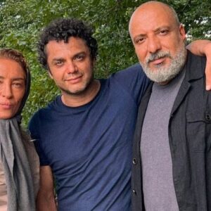 Arash Zellipour Instagram - .

مرداب و شاهینُ دوست داشتم
خیلی بیشتر از چیزی که از روز اول فکرشُ می کردم
راستش وقتی برزو از متفاوت بودن این نقش و چالشی که برای من داشت ، میگفت زیاد دلم صاف نبود
اما چند روزی که از شروع کار گذشت دلم برای «مرداب» رفت …
کار کردن با محمد شایسته که حرفه ای و درجه یکه و توی کار خودش بهترینه
کار کردن با برزو نیک نژاد که برام یه کلاس متفاوت بود
و حظ بردم از لحظه لحظه بازی کردن براش
کار کردن با پانته‌آ پناهی‌ها که به نظرم یه فرشته‌ست و تمام … کنارش یاد گرفتم و یاد گرفتم و یاد گرفتم …
پانته‌آ پناهی‌ها برای هر پروژه‌ای و برای هر بازیگری که کنارش باشه یه نعمته ، ممنونم ازت پانی نازنین…
کار کردن با امیر جعفری و شهرام حقیقت دوست و مهدی هاشمی و الهام اخوان و حامد کمیلی و … که برام پر از تجربه بود
کار کردن با افشین رضایی ،سیامک احمدی ، امیرحسین قدسی، محمد عزت خواه ، میثم مولایی ، رشید دانشمند ،الهام معین ، علیرضا شایسته و ابوالفضل لطفی و گروه‌های نازنین شون برام لذت بخش بود

ممنونم از همه و خوشحالم که کنار گروه مرداب بودم
«شاهین» هیچ وقت از یاد من نمیره و همیشه کنار خودم نگهش میدارم..
.
پی نوشت : این ۱۰ تا عکسی که توی این ۱۰ تا اسلاید گذاشتم گوشه‌ای از خاطرات «مرداب » برای منه ….❤️