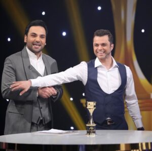 Arash Zellipour Instagram - .

برای همه اونایی که دوسشون دارم و حتی برای اونایی که دوسشون ندارم آرزو میکنم یک نفر شبیه «تو» سر راهشون قرار بده … باهوش،کاربلد و از همه مهمتر «انسان»
تو رفیق واقعی منی…حتی روزهایی که دوریم از هم ، دست رفاقتت روی شونه م سنگینی میکنه …
ازت خیلی چیزها یاد گرفتم و بهترین خاطرات دوران کاری م کنار تو ثبت شد …
…و چقدر اندوهگینم که به هر دلیل امروز  مردم این سرزمین بر خلاف سالهای قبل از حضورت در تلویزیون محروم هستن … بی شک هر وقت باشی حال همه رو خوب میکنی…به امید اون روز 💪

تولدت مبارک احسان🎂❤️
.
پی نوشت : خیلی وقته عکس دوتایی ننداختیم … عکسهای قبلی رو توی همه اسلایدها گذاشتم.. اینجوری گذر عمرمون هم میشه تماشا کرد🥸