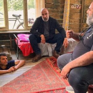 Arash Zellipour Instagram - .

مرداب و شاهینُ دوست داشتم
خیلی بیشتر از چیزی که از روز اول فکرشُ می کردم
راستش وقتی برزو از متفاوت بودن این نقش و چالشی که برای من داشت ، میگفت زیاد دلم صاف نبود
اما چند روزی که از شروع کار گذشت دلم برای «مرداب» رفت …
کار کردن با محمد شایسته که حرفه ای و درجه یکه و توی کار خودش بهترینه
کار کردن با برزو نیک نژاد که برام یه کلاس متفاوت بود
و حظ بردم از لحظه لحظه بازی کردن براش
کار کردن با پانته‌آ پناهی‌ها که به نظرم یه فرشته‌ست و تمام … کنارش یاد گرفتم و یاد گرفتم و یاد گرفتم …
پانته‌آ پناهی‌ها برای هر پروژه‌ای و برای هر بازیگری که کنارش باشه یه نعمته ، ممنونم ازت پانی نازنین…
کار کردن با امیر جعفری و شهرام حقیقت دوست و مهدی هاشمی و الهام اخوان و حامد کمیلی و … که برام پر از تجربه بود
کار کردن با افشین رضایی ،سیامک احمدی ، امیرحسین قدسی، محمد عزت خواه ، میثم مولایی ، رشید دانشمند ،الهام معین ، علیرضا شایسته و ابوالفضل لطفی و گروه‌های نازنین شون برام لذت بخش بود

ممنونم از همه و خوشحالم که کنار گروه مرداب بودم
«شاهین» هیچ وقت از یاد من نمیره و همیشه کنار خودم نگهش میدارم..
.
پی نوشت : این ۱۰ تا عکسی که توی این ۱۰ تا اسلاید گذاشتم گوشه‌ای از خاطرات «مرداب » برای منه ….❤️