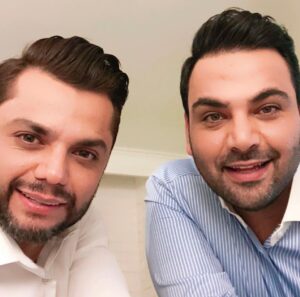 Arash Zellipour Instagram - .

برای همه اونایی که دوسشون دارم و حتی برای اونایی که دوسشون ندارم آرزو میکنم یک نفر شبیه «تو» سر راهشون قرار بده … باهوش،کاربلد و از همه مهمتر «انسان»
تو رفیق واقعی منی…حتی روزهایی که دوریم از هم ، دست رفاقتت روی شونه م سنگینی میکنه …
ازت خیلی چیزها یاد گرفتم و بهترین خاطرات دوران کاری م کنار تو ثبت شد …
…و چقدر اندوهگینم که به هر دلیل امروز  مردم این سرزمین بر خلاف سالهای قبل از حضورت در تلویزیون محروم هستن … بی شک هر وقت باشی حال همه رو خوب میکنی…به امید اون روز 💪

تولدت مبارک احسان🎂❤️
.
پی نوشت : خیلی وقته عکس دوتایی ننداختیم … عکسهای قبلی رو توی همه اسلایدها گذاشتم.. اینجوری گذر عمرمون هم میشه تماشا کرد🥸
