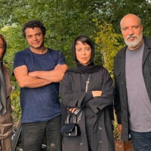 Arash Zellipour Instagram - .

مرداب و شاهینُ دوست داشتم
خیلی بیشتر از چیزی که از روز اول فکرشُ می کردم
راستش وقتی برزو از متفاوت بودن این نقش و چالشی که برای من داشت ، میگفت زیاد دلم صاف نبود
اما چند روزی که از شروع کار گذشت دلم برای «مرداب» رفت …
کار کردن با محمد شایسته که حرفه ای و درجه یکه و توی کار خودش بهترینه
کار کردن با برزو نیک نژاد که برام یه کلاس متفاوت بود
و حظ بردم از لحظه لحظه بازی کردن براش
کار کردن با پانته‌آ پناهی‌ها که به نظرم یه فرشته‌ست و تمام … کنارش یاد گرفتم و یاد گرفتم و یاد گرفتم …
پانته‌آ پناهی‌ها برای هر پروژه‌ای و برای هر بازیگری که کنارش باشه یه نعمته ، ممنونم ازت پانی نازنین…
کار کردن با امیر جعفری و شهرام حقیقت دوست و مهدی هاشمی و الهام اخوان و حامد کمیلی و … که برام پر از تجربه بود
کار کردن با افشین رضایی ،سیامک احمدی ، امیرحسین قدسی، محمد عزت خواه ، میثم مولایی ، رشید دانشمند ،الهام معین ، علیرضا شایسته و ابوالفضل لطفی و گروه‌های نازنین شون برام لذت بخش بود

ممنونم از همه و خوشحالم که کنار گروه مرداب بودم
«شاهین» هیچ وقت از یاد من نمیره و همیشه کنار خودم نگهش میدارم..
.
پی نوشت : این ۱۰ تا عکسی که توی این ۱۰ تا اسلاید گذاشتم گوشه‌ای از خاطرات «مرداب » برای منه ….❤️