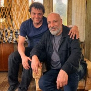 Arash Zellipour Instagram - .

مرداب و شاهینُ دوست داشتم
خیلی بیشتر از چیزی که از روز اول فکرشُ می کردم
راستش وقتی برزو از متفاوت بودن این نقش و چالشی که برای من داشت ، میگفت زیاد دلم صاف نبود
اما چند روزی که از شروع کار گذشت دلم برای «مرداب» رفت …
کار کردن با محمد شایسته که حرفه ای و درجه یکه و توی کار خودش بهترینه
کار کردن با برزو نیک نژاد که برام یه کلاس متفاوت بود
و حظ بردم از لحظه لحظه بازی کردن براش
کار کردن با پانته‌آ پناهی‌ها که به نظرم یه فرشته‌ست و تمام … کنارش یاد گرفتم و یاد گرفتم و یاد گرفتم …
پانته‌آ پناهی‌ها برای هر پروژه‌ای و برای هر بازیگری که کنارش باشه یه نعمته ، ممنونم ازت پانی نازنین…
کار کردن با امیر جعفری و شهرام حقیقت دوست و مهدی هاشمی و الهام اخوان و حامد کمیلی و … که برام پر از تجربه بود
کار کردن با افشین رضایی ،سیامک احمدی ، امیرحسین قدسی، محمد عزت خواه ، میثم مولایی ، رشید دانشمند ،الهام معین ، علیرضا شایسته و ابوالفضل لطفی و گروه‌های نازنین شون برام لذت بخش بود

ممنونم از همه و خوشحالم که کنار گروه مرداب بودم
«شاهین» هیچ وقت از یاد من نمیره و همیشه کنار خودم نگهش میدارم..
.
پی نوشت : این ۱۰ تا عکسی که توی این ۱۰ تا اسلاید گذاشتم گوشه‌ای از خاطرات «مرداب » برای منه ….❤️