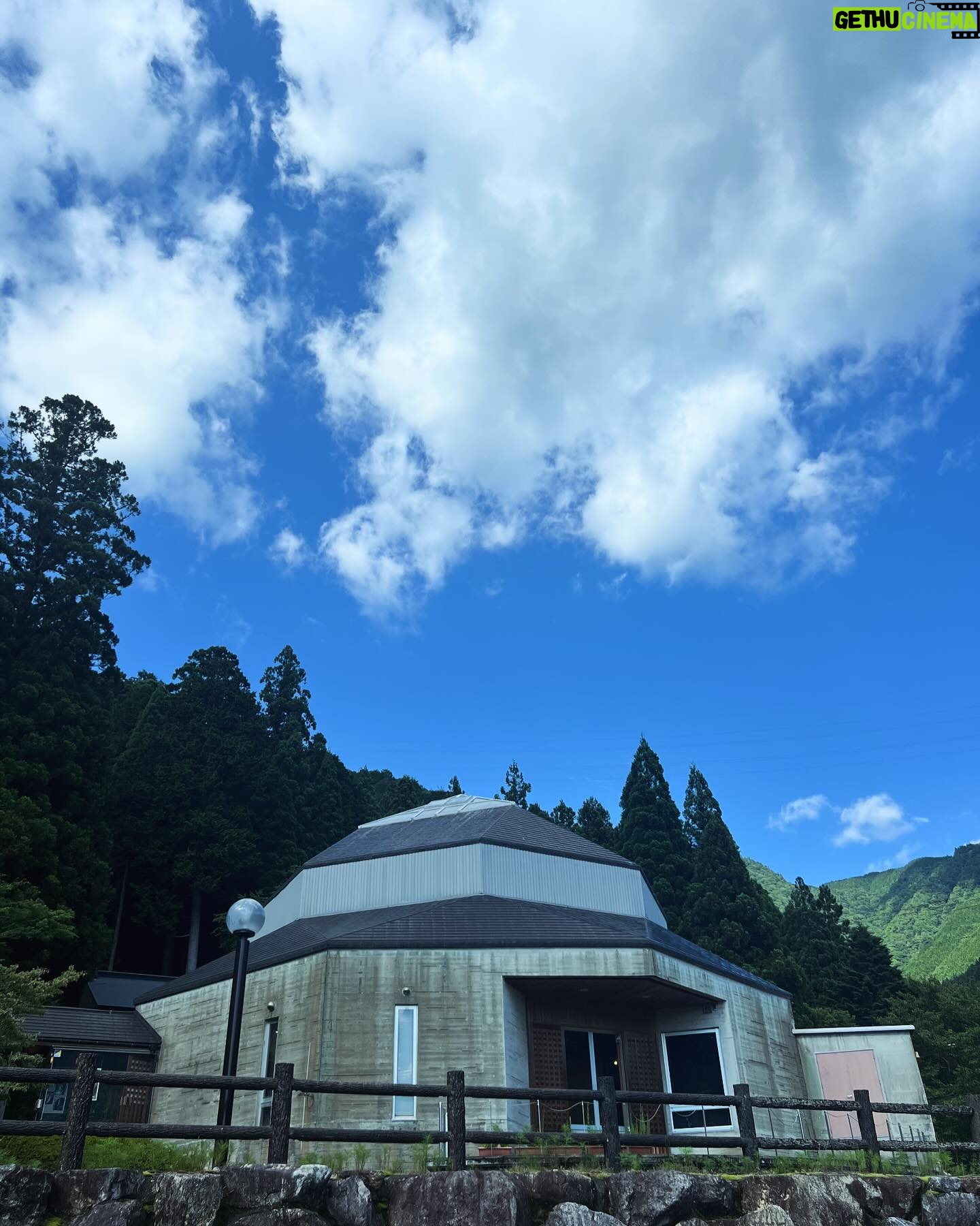 Arata Iura - 12.5K Likes - _
円空さんと弟子の新空
夏至の昨日は
岐阜県関市の深い山間にある
洞戸円空記念館へ7年ぶりにまた伺うことができました
豪快な鉈彫りの力強さと心安らぐ微笑みの繊細さ
そしてその想いと志
全身で浴びた
今日は気節が移ろいでからの一日目
皆さんにとって好い日になりますように
#洞戸円空記念館
#円空
#円空仏