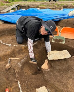 Arata Iura Instagram - _
そろそろ道具も自分でつくって
装備も揃えていきたい
この何年か発掘調査に参加して必需品がわかってきた
発掘仕様の服を作ろうかな

発掘は細やかな繊細さだけでなく
大小様々な道具を駆使して大地を掘り削り土を運び
前傾姿勢を維持しながらひたすら土と格闘する
体力も筋力も必要な仕事
このハードな作業を毎日されてるプロの皆さんは
まさにアスリートでした尊敬します
貴重な経験をありがとうございました
今年も縄文仲間が集まれて良かった✊😄

#垈場遺跡
#縄文
#縄文時代
#縄文土器
#土偶
#俺の土坑
#スコップではなく移植ごて
#曲げて削って研いで自分でつくる
#竹べら