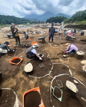 Arata Iura Instagram - _
そろそろ道具も自分でつくって
装備も揃えていきたい
この何年か発掘調査に参加して必需品がわかってきた
発掘仕様の服を作ろうかな

発掘は細やかな繊細さだけでなく
大小様々な道具を駆使して大地を掘り削り土を運び
前傾姿勢を維持しながらひたすら土と格闘する
体力も筋力も必要な仕事
このハードな作業を毎日されてるプロの皆さんは
まさにアスリートでした尊敬します
貴重な経験をありがとうございました
今年も縄文仲間が集まれて良かった✊😄

#垈場遺跡
#縄文
#縄文時代
#縄文土器
#土偶
#俺の土坑
#スコップではなく移植ごて
#曲げて削って研いで自分でつくる
#竹べら