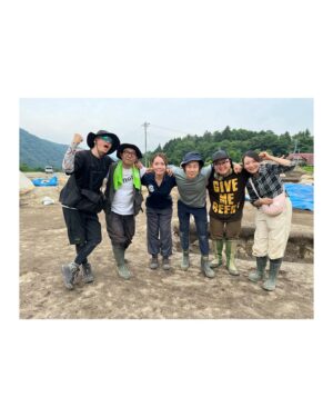 Arata Iura Instagram - _
そろそろ道具も自分でつくって
装備も揃えていきたい
この何年か発掘調査に参加して必需品がわかってきた
発掘仕様の服を作ろうかな

発掘は細やかな繊細さだけでなく
大小様々な道具を駆使して大地を掘り削り土を運び
前傾姿勢を維持しながらひたすら土と格闘する
体力も筋力も必要な仕事
このハードな作業を毎日されてるプロの皆さんは
まさにアスリートでした尊敬します
貴重な経験をありがとうございました
今年も縄文仲間が集まれて良かった✊😄

#垈場遺跡
#縄文
#縄文時代
#縄文土器
#土偶
#俺の土坑
#スコップではなく移植ごて
#曲げて削って研いで自分でつくる
#竹べら