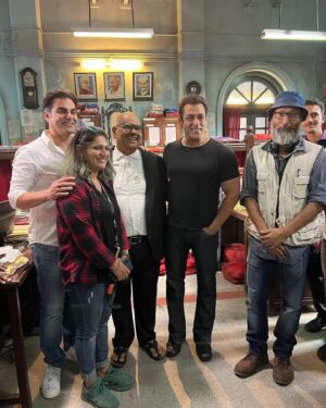 Arbaaz Khan Instagram - Posted @withrepost • @satishkaushik2178 It was a great moment of pleasure for the unit of Arbaaz Khan’s film Patna Shukla when super star Salman Khan dropped  in at the shoot to wish everyone for the progress of the film . @arbaazkhanofficial @vivekbudakoti @nehapartimatiyani .. Raveenay @officialraveenatandon we missed u in this picture @beingsalmankhan