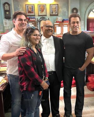 Arbaaz Khan Instagram - Posted @withrepost • @satishkaushik2178 It was a great moment of pleasure for the unit of Arbaaz Khan’s film Patna Shukla when super star Salman Khan dropped  in at the shoot to wish everyone for the progress of the film . @arbaazkhanofficial @vivekbudakoti @nehapartimatiyani .. Raveenay @officialraveenatandon we missed u in this picture @beingsalmankhan