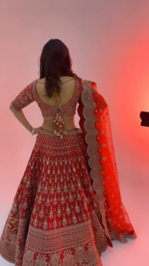 Archana Gautam Instagram - Lehga Challa raha hai bhaiya 🤪 

Founder&CEO  @Gaarimasinha

Makeup  @makeoversbyharsha

Photographer:- @kunal_mohite_photography 
Stylist:- @style_by_pradnyaaaaa__

Hairstyle:- @shraddhakarale_makeup_and_hair
Outfit:- @kalighataindia

Location  @fyzfusionstudio #archanagautam #lehgacholi💞 #lehgacollection #lehgaa