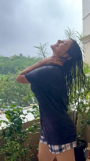 Archana Gupta Instagram - हे बादल 💕
.
.
.
.
.
.
#raindance #rainlover #trendingsong #reelsindia #archanagupta #barsatein #baarish #monsoon #raining #nofilterneeded #instareels #mumbairains #maharashtra #happyweekend #enjoylife
