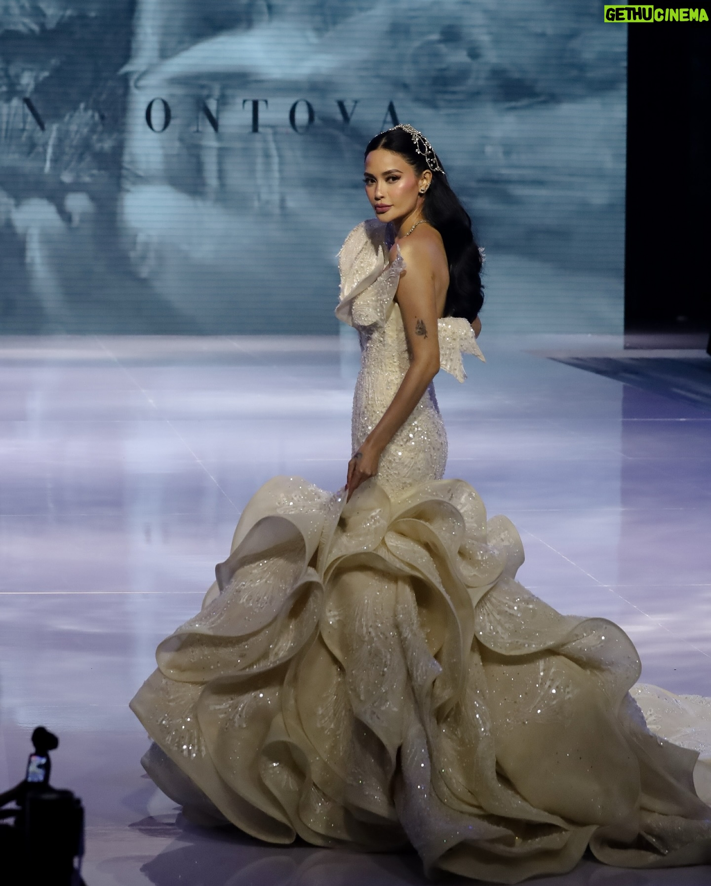 Arci Muñoz - 22.8K Likes - Congratulations love!! @ehrranmontoya 🤍🤍🤍
For you I’ll do this over and over again!! 😘
basta sa wedding ko pls wag ganito kabigat na gown! 😂🤣
📸 @timfilmstudio
💇🏻♀️ @jocelynjustiniane