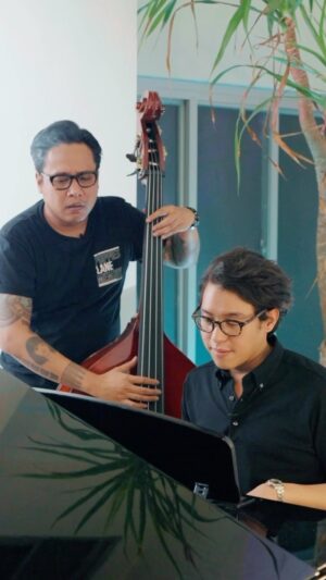 Ardhito Pramono Instagram - Membenci itu jauh lebih menguras energi dibandingkan mencintai. Di era kebebasan berbicara ini terkadang kita lupa, batas kebebasan diri kita adalah kebebasan orang lain. 

Daripada ikutan membenci lebih baik kami bikin Hate Speech Jadi Lagu

Full video youtube.com/gofarhilman