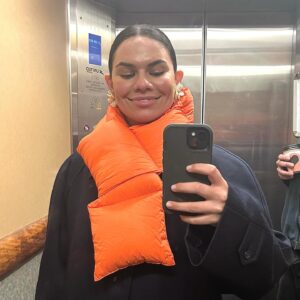 Aretha Brown Instagram - YOU MOB! **KISS MY ART IS TAKING OVER JAPAN THIS NAIDOC!!オーストラリアの若手絵画グループ！✨

DATES ✨

OSAKA - 26TH JUNE - 11TH JULY ✨

TOKYO - 30TH JULY - Onwards ✨

**KISS MY ART is arriving in style in the Japanese art world.

The Japanese cities of Osaka and Tokyo will be the backdrop for our latest mural works. We will be collaborating in Osaka with the mural collective WALL SHARE 株式会社 and in Tokyo with the group BnA株式会社.

Our trip will coincide with Australian NAIDOC week celebrations. 2024’s NAIDOC theme is ‘Blak, Loud and Proud’. NAIDOC Committee Co-Chair Steven Satour reflects that this years theme ‘encapsulates the unapologetic celebration of Indigenous identity, empowering us to stand tall in our heritage and assert our place in the modern world’.

For me, Japan is the ultimate symbol of modernity and technological futurism. With this year’s NAIDOC theme speaking to asserting our place as Aboriginal people in the “modern world”, I think a mural in Japan would be an incredible opportunity to make a bold statement about an imagined BLAK future on a global stage.

**KISS MY ART’s goal is simple: celebrate Aboriginal history and culture across the globe and push to make Aboriginal education and ways of knowing mainstream; as well as reclaim public spaces as young Aboriginal women.

Come down and watch if you’re around - all allies and blakpackers welcome! 

#TEACHBLAKHISTORY

Proudly supported by the City of Melbourne. 

(P.S - we are looking for an additional sponsor for our trip - email us if you’re interested in a content collaboration to help assist with sending us over - small businesses / anyone keen to support would be incredible). 

オーストラリア先住民族を代表するアーティスト、アリータ・ブラウンが日本のアート界に進出。
2019年、グンバインギル族出身の人気アーティストである彼女は、**キス・マイ・アート・団体を設立し、それが高く評価され話題となっている。
設立以来、**キス・マイ・アートはオーストラリア、米国（ニューヨーク）、イギリス、インド、東ティモール、インドネシア、カナダで65作品を超える壁画や公共アートを制作してきた。
今回新たに、日本の大阪と東京が彼女の最新の壁画作品の舞台となる。大阪では壁画集団WALL SHARE株式会社、東京ではグループBnA株式会社との活動が決定された。
彼女の日本の旅はちょうどオーストラリアのナイドック週間の祝福と重なる。2024年のナイドックのテーマは「黒く、騒々しく、誇り高く」。ナイドック委員会の共同議長スティーブン・サトゥールは、今年のテーマは「先住民のアイデンティティを堂々と祝福し、自分たちの伝統を貫き、現代社会で自分たちの立場を主張する力を与える」ものだと語った。