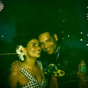 Aretha Brown Instagram - YOU MOB! **KISS MY ART IS TAKING OVER JAPAN THIS NAIDOC!!オーストラリアの若手絵画グループ！✨

DATES ✨

OSAKA - 26TH JUNE - 11TH JULY ✨

TOKYO - 30TH JULY - Onwards ✨

**KISS MY ART is arriving in style in the Japanese art world.

The Japanese cities of Osaka and Tokyo will be the backdrop for our latest mural works. We will be collaborating in Osaka with the mural collective WALL SHARE 株式会社 and in Tokyo with the group BnA株式会社.

Our trip will coincide with Australian NAIDOC week celebrations. 2024’s NAIDOC theme is ‘Blak, Loud and Proud’. NAIDOC Committee Co-Chair Steven Satour reflects that this years theme ‘encapsulates the unapologetic celebration of Indigenous identity, empowering us to stand tall in our heritage and assert our place in the modern world’.

For me, Japan is the ultimate symbol of modernity and technological futurism. With this year’s NAIDOC theme speaking to asserting our place as Aboriginal people in the “modern world”, I think a mural in Japan would be an incredible opportunity to make a bold statement about an imagined BLAK future on a global stage.

**KISS MY ART’s goal is simple: celebrate Aboriginal history and culture across the globe and push to make Aboriginal education and ways of knowing mainstream; as well as reclaim public spaces as young Aboriginal women.

Come down and watch if you’re around - all allies and blakpackers welcome! 

#TEACHBLAKHISTORY

Proudly supported by the City of Melbourne. 

(P.S - we are looking for an additional sponsor for our trip - email us if you’re interested in a content collaboration to help assist with sending us over - small businesses / anyone keen to support would be incredible). 

オーストラリア先住民族を代表するアーティスト、アリータ・ブラウンが日本のアート界に進出。
2019年、グンバインギル族出身の人気アーティストである彼女は、**キス・マイ・アート・団体を設立し、それが高く評価され話題となっている。
設立以来、**キス・マイ・アートはオーストラリア、米国（ニューヨーク）、イギリス、インド、東ティモール、インドネシア、カナダで65作品を超える壁画や公共アートを制作してきた。
今回新たに、日本の大阪と東京が彼女の最新の壁画作品の舞台となる。大阪では壁画集団WALL SHARE株式会社、東京ではグループBnA株式会社との活動が決定された。
彼女の日本の旅はちょうどオーストラリアのナイドック週間の祝福と重なる。2024年のナイドックのテーマは「黒く、騒々しく、誇り高く」。ナイドック委員会の共同議長スティーブン・サトゥールは、今年のテーマは「先住民のアイデンティティを堂々と祝福し、自分たちの伝統を貫き、現代社会で自分たちの立場を主張する力を与える」ものだと語った。