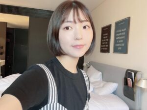 Ari Ozawa Instagram - 韓国では赤いソースを服にこぼすと思ったので黒で過ごしました😀

カラコンをつけようと思ったのに怖くて結局つけることができなかった😣まだ1回しか成功してないです