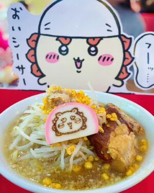 Ari Ozawa Instagram - 池袋PARCOのちいかわレストランに行ってきました🙌

めっちゃ食べました😋(1人で全部食べてないですよ)
可愛いだけじゃなく、全部美味しくて…！！👏
念願の郎ラーメンも量多くてむちゃうまで最高でした！
帰りに隣のショップで食器グッズを爆買いしました🛍️

#ちいかわ
#ちい活 
#ちいかわレストラン