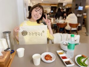 Ari Ozawa Instagram - チョジョカルグクス市庁店でカルグクスと海鮮チヂミを食べました！！
どっちも辛さが選べて、特にチヂミが最高でした😍

@adboy_steady さんが日本語で対応してくれてサービスでスプライトも🥹🫶🏻
韓国にきてわざわざ日本語対応してもらえると、歓迎してくれているみたいで感動します。
めちゃくちゃ美味しかったのでまた絶対再訪問したいです💓

#韓国 #韓国グルメ 
#明洞 #明洞グルメ 
#カルグクス#チヂミ#海鮮チヂミ