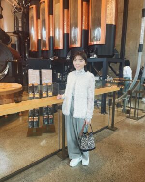 Ari Ozawa Instagram - 中目黒をぶらり
有名なスタバにやっといきました🙂混んでた！

私は石臼抹茶アフォガード🍵
ゆったりできそうな時にまたコーヒー飲みたいな😊

数日後に気温が下がってくるっぽかったので、薄着もラストかな🙂お気に入りの服でおでかけ楽しかった！
カフェもランチもショッピングも満足！🫶🏻

#中目黒
#スタバ
#starbucks