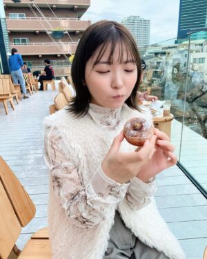 Ari Ozawa Instagram - 中目黒をぶらり
有名なスタバにやっといきました🙂混んでた！

私は石臼抹茶アフォガード🍵
ゆったりできそうな時にまたコーヒー飲みたいな😊

数日後に気温が下がってくるっぽかったので、薄着もラストかな🙂お気に入りの服でおでかけ楽しかった！
カフェもランチもショッピングも満足！🫶🏻

#中目黒
#スタバ
#starbucks