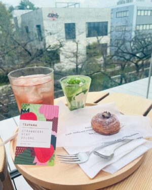 Ari Ozawa Instagram - 中目黒をぶらり
有名なスタバにやっといきました🙂混んでた！

私は石臼抹茶アフォガード🍵
ゆったりできそうな時にまたコーヒー飲みたいな😊

数日後に気温が下がってくるっぽかったので、薄着もラストかな🙂お気に入りの服でおでかけ楽しかった！
カフェもランチもショッピングも満足！🫶🏻

#中目黒
#スタバ
#starbucks