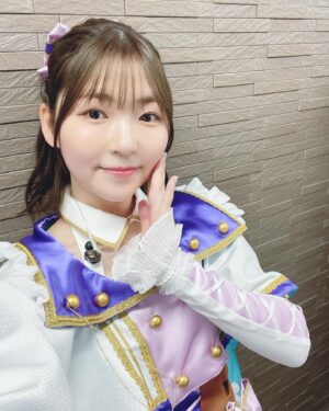 Ari Ozawa Instagram - ソロショットです🌸
新衣装のクオリティ👏

「あのね」久しぶりに歌えて嬉しかった！
振り一緒にやってくれたり
あのねって言ってくれたり
みんなコールや熱量がパワーアップしてたね！！

嬉しかったよーー☺️🫶🏻