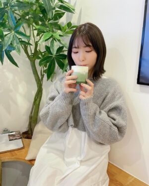 Ari Ozawa Instagram - 混んでるので新大久保にはあまり行かないんですが
@bam_bi_coffee は美味しくて並んじゃいます😋

甘いのが苦手な私も美味しく食べられて🥰
甘いのが好きな人はシロップで足せるのでみんなハッピー🫶🏻

いちごピンス🍧はふわふわで
インジョルミパンケーキ🥞はやわらかもっちりで最高😋
もっちりなクリームがクセになります♡

#バンビコーヒー 
#韓国カフェ #新大久保カフェ 
#新大久保
#ピンス #パンケーキ