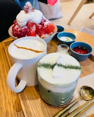 Ari Ozawa Instagram - 混んでるので新大久保にはあまり行かないんですが
@bam_bi_coffee は美味しくて並んじゃいます😋

甘いのが苦手な私も美味しく食べられて🥰
甘いのが好きな人はシロップで足せるのでみんなハッピー🫶🏻

いちごピンス🍧はふわふわで
インジョルミパンケーキ🥞はやわらかもっちりで最高😋
もっちりなクリームがクセになります♡

#バンビコーヒー 
#韓国カフェ #新大久保カフェ 
#新大久保
#ピンス #パンケーキ