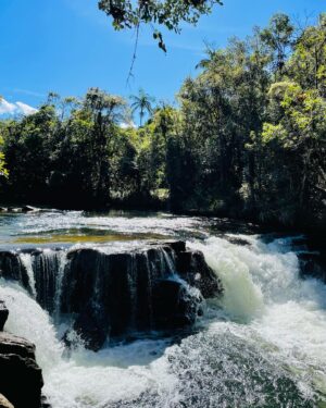 Arianne Botelho Instagram - Cachoeira do Bracui 💙🥹 
La no fundo, dava pra ver Angra dos Reis! 
Imersa na natureza eu me sinto mais pertinho de Deus, dos meus guias, orixás e de quem me acompanha na minha espiritualidade. 
Que lugar mágico! 
Que euforia eu senti em estar nessa imensidão! #cachoeiradobracui #bananal #natureza