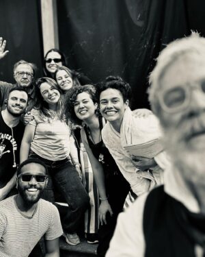 Arianne Botelho Instagram - Hoje eu me despeço da minha MARIA. 
E esse post é pra falar da experiência incrível que foi dar vida pra ela!  Ainda tô processando tudo o que eu vivi nesse trabalho e o tanto que a Maria me exigiu em todos os sentidos. Minha primeira protagonista no cinema foi extremamente intensa, divertida, espoleta, forte, ousada, surpreendente, com uma carga emocional fortíssima, cheia de camadas e nuances que fez com que eu me desmembrasse em muitas para dar tudo o que ela precisava em cada cena. 
Foi lindo, emocionante e sei que vai deixar muitas saudades. Já está dando! 
Maria foi um presente! Desses trabalhos que a gente enche os olhos quando fala sobre. 
Que da brilho nos olhos e esquenta o coração! 
Que maravilhoso viver tudo isso ao lado de tanta gente incrível! 
Aliás, o próximo post é dedicado a cada um que fez parte dessa aventura! ❤️‍🔥
#cinemanacional #cinemabrasileiro #aprisioneira #cinema #atrizbrasileira