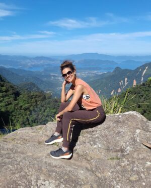 Arianne Botelho Instagram - Cachoeira do Bracui 💙🥹 
La no fundo, dava pra ver Angra dos Reis! 
Imersa na natureza eu me sinto mais pertinho de Deus, dos meus guias, orixás e de quem me acompanha na minha espiritualidade. 
Que lugar mágico! 
Que euforia eu senti em estar nessa imensidão! #cachoeiradobracui #bananal #natureza