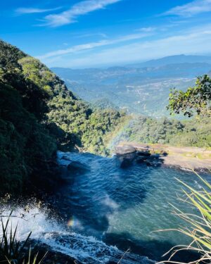 Arianne Botelho Instagram - Cachoeira do Bracui 💙🥹 
La no fundo, dava pra ver Angra dos Reis! 
Imersa na natureza eu me sinto mais pertinho de Deus, dos meus guias, orixás e de quem me acompanha na minha espiritualidade. 
Que lugar mágico! 
Que euforia eu senti em estar nessa imensidão! #cachoeiradobracui #bananal #natureza