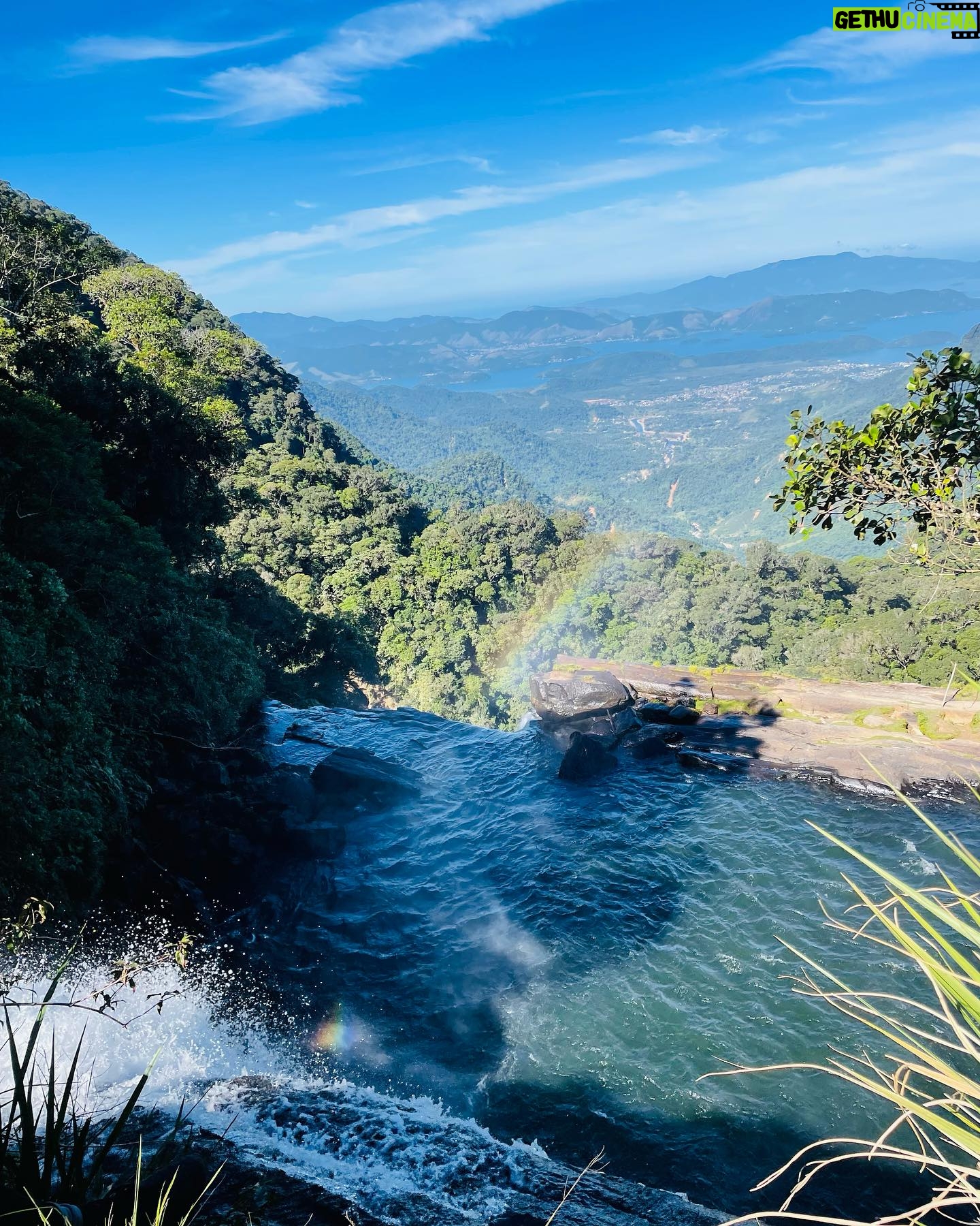 Arianne Botelho - 3 Likes - Cachoeira do Bracui 💙🥹
La no fundo, dava pra ver Angra dos Reis!
Imersa na natureza eu me sinto mais pertinho de Deus, dos meus guias, orixás e de quem me acompanha na minha espiritualidade.
Que lugar mágico!
Que euforia eu senti em estar nessa imensidão! #cachoeiradobracui #bananal #natureza
