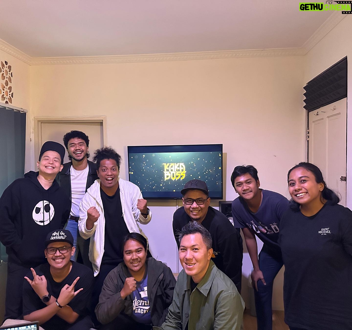 Arie Kriting - 11.2K Likes - Slide 1 : Alhamdulillah, film KAKA BOSS, sudah Picture Lock hari ini. Terima kasih Mas @ryanpurwoko dan @ritme_storyteller untuk sesi-sesi editing yang menyenangkan. Thanks to my buddy @kristo.immanuel Kohmandan @ernestprakasa dan Bang @dipaaa 🙏🏽🙏🏽🙏🏽
.
Slide 2 : Terima kasih untuk abangku @godfred_orindeod yang sudah sepenuh hati hadir untuk film ini. Semoga hasilnya menyenangkan untuk kita semua. 🥰👍🏽
.
#FilmKAKABOSS #Tabakar 🔥🔥🔥