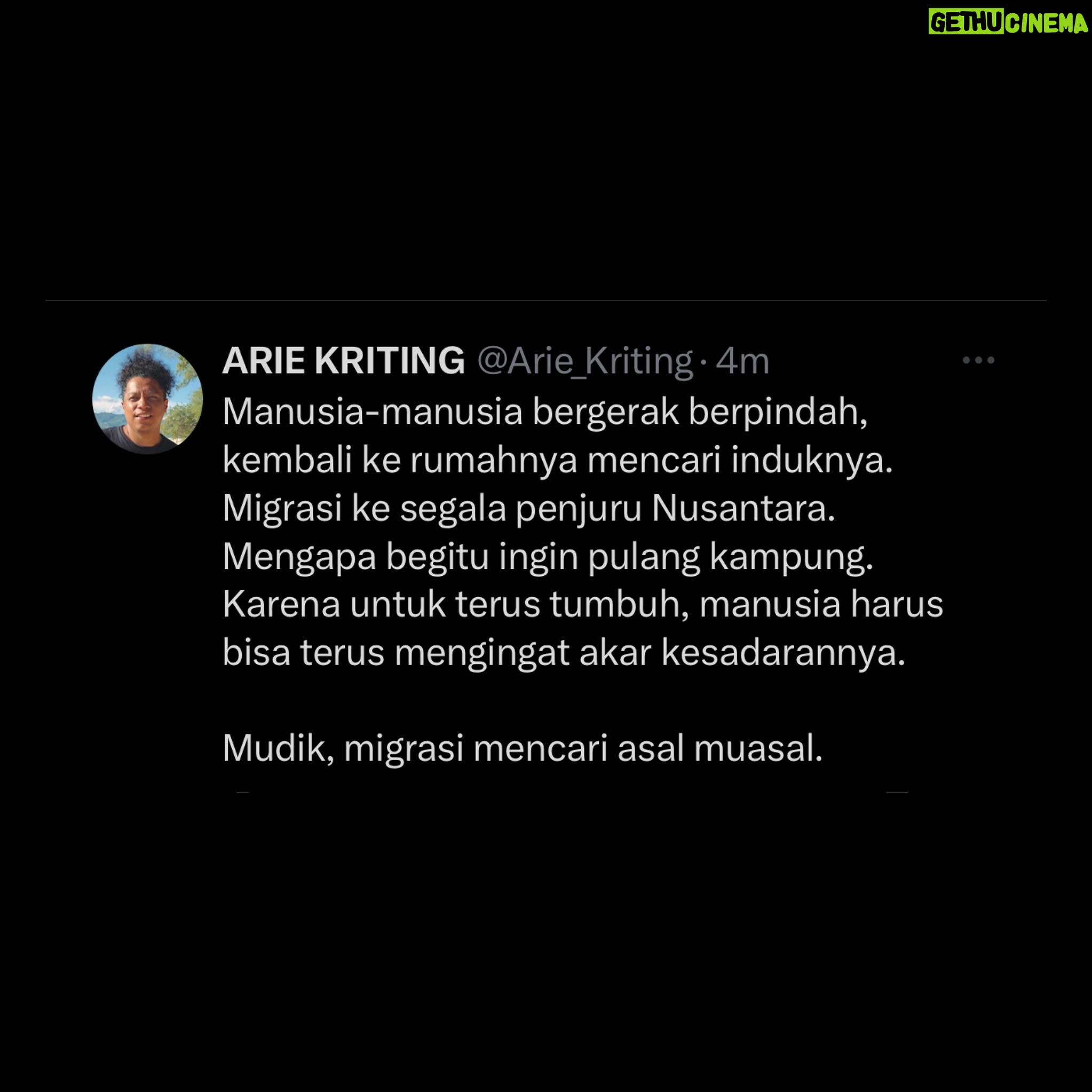 Arie Kriting - 17.3K Likes - Sedianya pulang kampung itu kebutuhan dasar untuk bisa terus tumbuh. Karena jika sampai terlepas dari akarnya, maka pada akhirnya perlahan imajinasi akan mati meranggas.
📻 : Suasana Rumah by @raimlaode