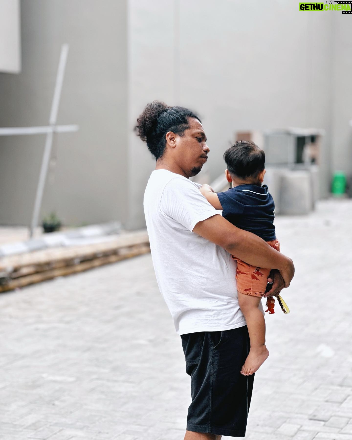 Arie Kriting - 32.1K Likes - Rie, kok sekarang gendutan?
Sebagai seorang bapak, saya baru menyadari kalau perut gendut itu punya manfaat, untuk membuat anak nyaman saat kita gendong. Nyangkut dan tidak gampang melorot.
Oh jadi ini hikmahnya. 🤔