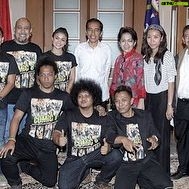 Arie Kriting - 121K Likes - Innalillahi wa innailaihi rojiun.
Selamat jalan kawan seperjuangan, nyaris semua awal dari karir profesional di industri hiburan ini kita jajal bersama. Panggung Tv pertama kita sama-sama di SUCI 3 Kompas TV, acara series TV pertama kita bareng di Comic Story, dan film pun juga kita melangkah awal bersama-sama di Comic 8 sodaraku. Terakhir kamu buat Dadar Beredar pun kita datang meramaikan dan mensyukuri setiap hal baik dalam hidup.
Ya Allah SWT, terimalah kembalinya sahabat kami Babe Cabita, Priya Prayoga Pratama, berikan tempat terindah di sisi-Mu Ya Allah. Sesungguhnya saya turut bersaksi bahwa Babe adalah sahabat yang baik, setia kawan, tidak pernah berpikir untuk merugikan atau mencelakai orang lain. Terimalah amal ibadahnya, ampunilah khilaf semasa di dunia.
Mohon doanya ya teman semua, semoga Babe beristirahat dengan tenang dan keluarga yang ditinggalkan diberikan ketabahan dan kekuatan. Al Fatihah. 😔🙏🏽