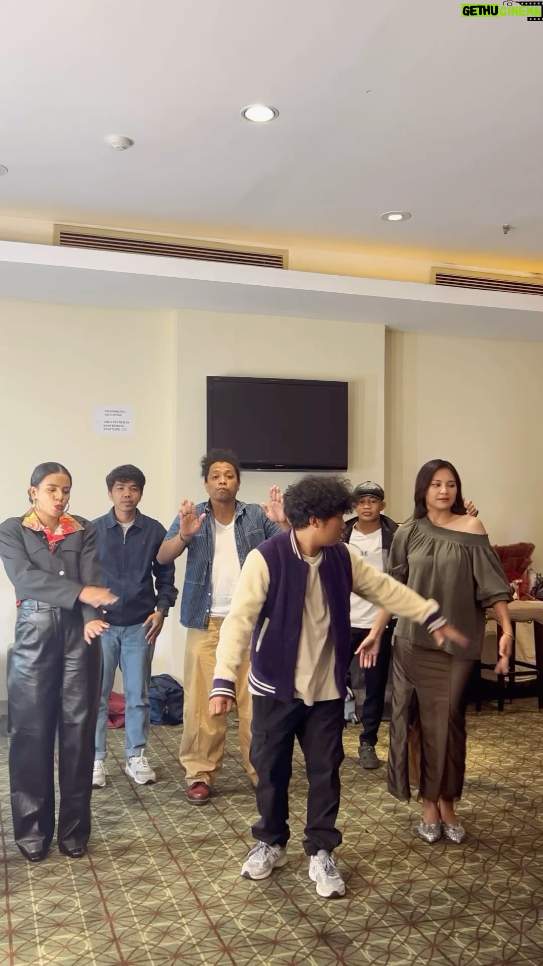 Arie Kriting - 173.9K Likes - Sambil nunggu KAKA BOSS tayang, kita bakar-bakar lemak pakai goyangan dulu.
@pianmbeke @mikhelia @indahpermatas @adrian_mattheis @arifbrata
#FilmKAKABOSS #KakaBoss #Tabakar š„š„š„