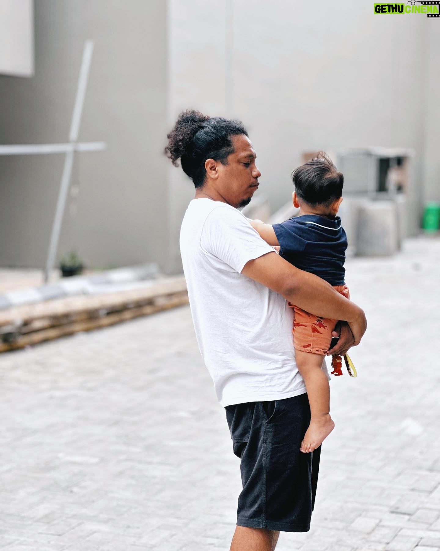 Arie Kriting - 32.1K Likes - Rie, kok sekarang gendutan?
Sebagai seorang bapak, saya baru menyadari kalau perut gendut itu punya manfaat, untuk membuat anak nyaman saat kita gendong. Nyangkut dan tidak gampang melorot.
Oh jadi ini hikmahnya. 🤔