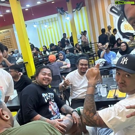 Arie Kriting - 121K Likes - Innalillahi wa innailaihi rojiun.
Selamat jalan kawan seperjuangan, nyaris semua awal dari karir profesional di industri hiburan ini kita jajal bersama. Panggung Tv pertama kita sama-sama di SUCI 3 Kompas TV, acara series TV pertama kita bareng di Comic Story, dan film pun juga kita melangkah awal bersama-sama di Comic 8 sodaraku. Terakhir kamu buat Dadar Beredar pun kita datang meramaikan dan mensyukuri setiap hal baik dalam hidup.
Ya Allah SWT, terimalah kembalinya sahabat kami Babe Cabita, Priya Prayoga Pratama, berikan tempat terindah di sisi-Mu Ya Allah. Sesungguhnya saya turut bersaksi bahwa Babe adalah sahabat yang baik, setia kawan, tidak pernah berpikir untuk merugikan atau mencelakai orang lain. Terimalah amal ibadahnya, ampunilah khilaf semasa di dunia.
Mohon doanya ya teman semua, semoga Babe beristirahat dengan tenang dan keluarga yang ditinggalkan diberikan ketabahan dan kekuatan. Al Fatihah. 😔🙏🏽