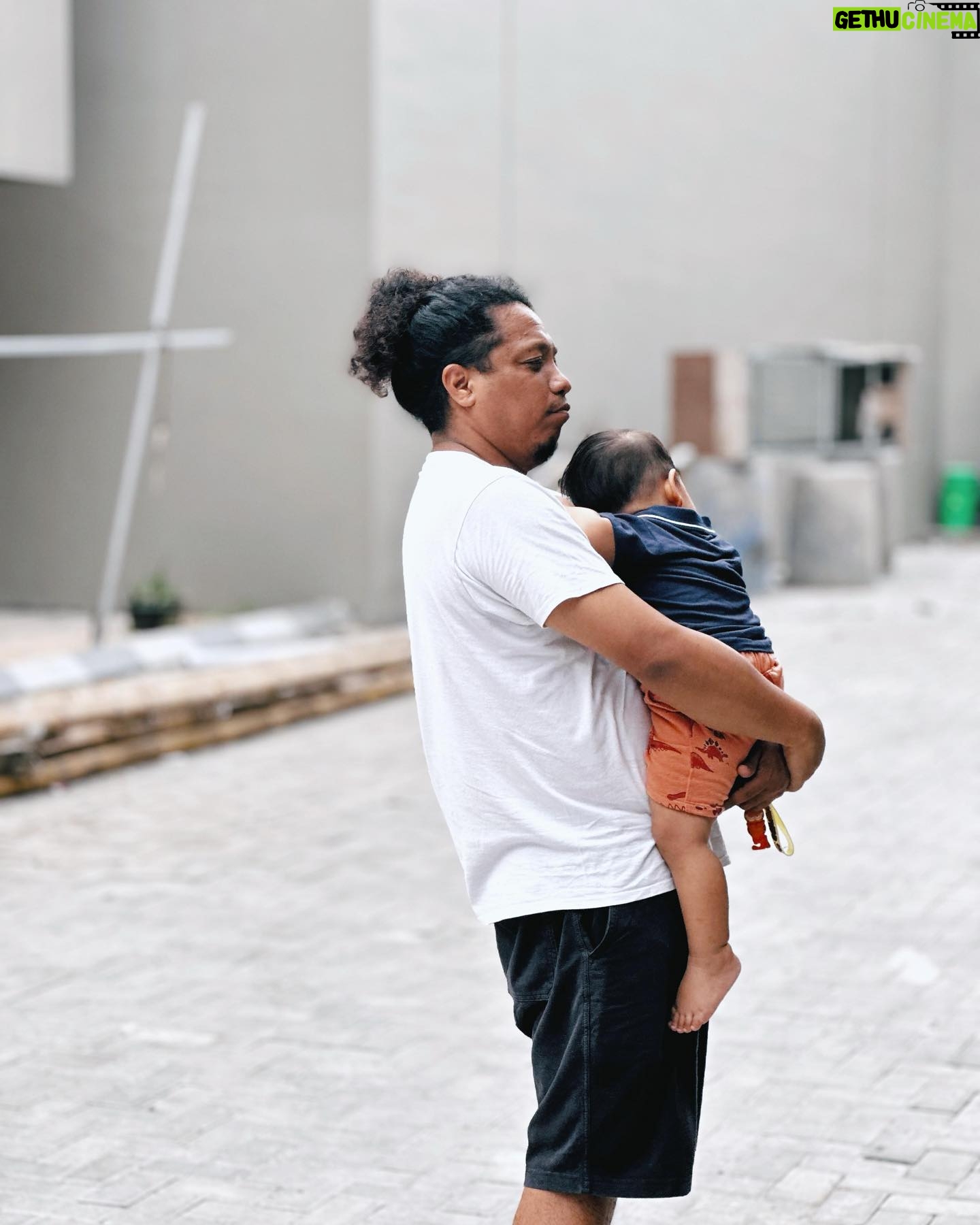 Arie Kriting - 32.1K Likes - Rie, kok sekarang gendutan?
Sebagai seorang bapak, saya baru menyadari kalau perut gendut itu punya manfaat, untuk membuat anak nyaman saat kita gendong. Nyangkut dan tidak gampang melorot.
Oh jadi ini hikmahnya. 🤔