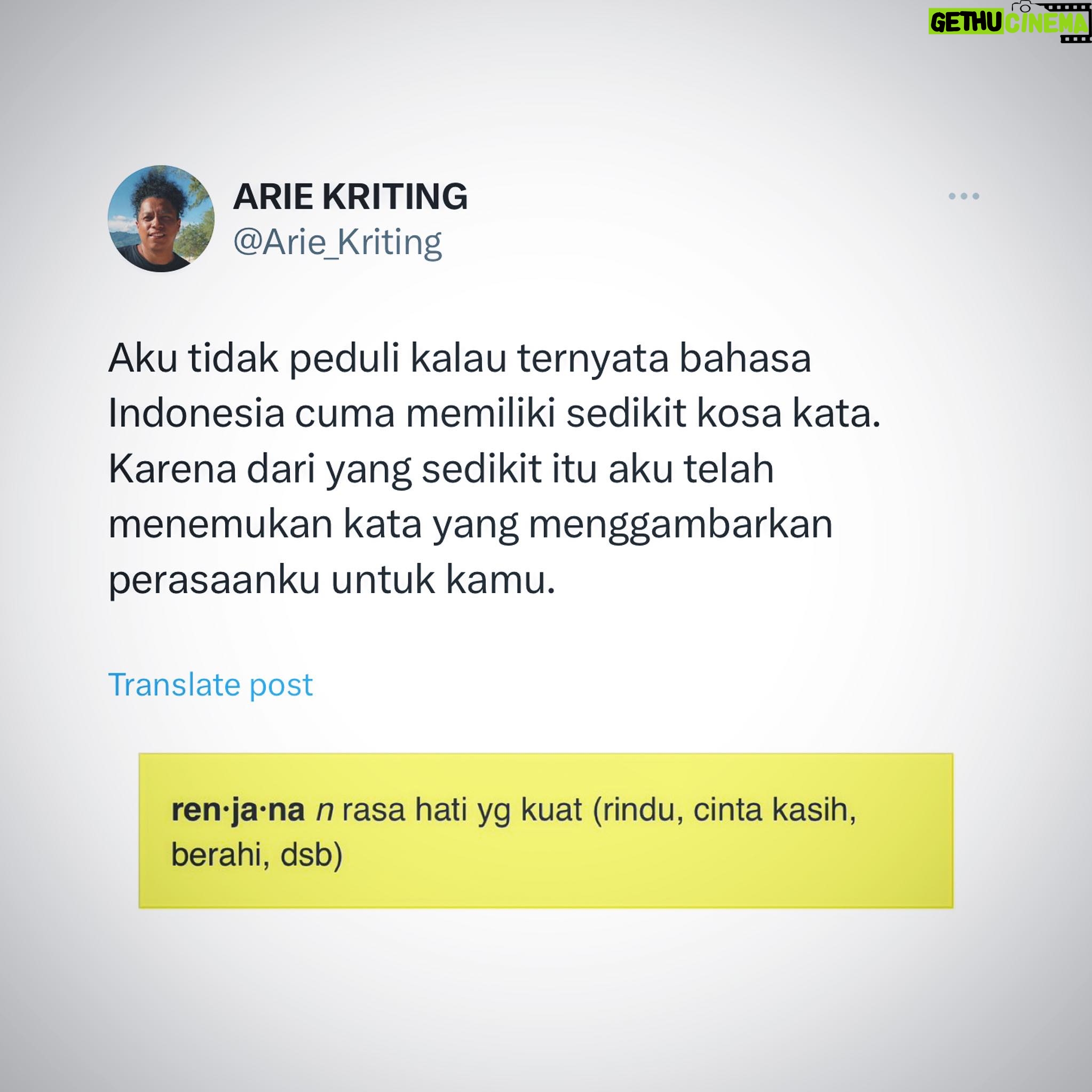 Arie Kriting - 17.4K Likes - Menurutku, sedikitnya kosa kata dalam bahasa Indonesia tidak lantas menunjukkan kita bangsa yang miskin kata atau bahkan malas, sehingga perkara membuat kata saja kita enggan. Selain karena bahasa kita tergolong bahasa baru dibandingkan bahasa lainnya, bahasa Indonesia juga didesain untuk menjadi bahasa pemersatu, di tengah beragamnya bahasa daerah. Sehingga dibutuhkan pendekatan yang lebih efisien untuk memudahkan penggunaan bagi masyarakat banyak yang pada masa bahasa ini diputuskan untuk digunakan secara luas, setiap orang sudah memiliki bahasa daerahnya masing-masing.
Semakin ke sini saya kok ya enggan menghardik bangsa ini dengan segala label merendahkan. Karena kalau kita urai lagi, ada lebih banyak kerusakan yang dihadirkan oleh masuknya budaya modern ini. Itulah mengapa nilai-nilai lampau sering disebut kearifan lokal, karena mengandung kearifan. Mungkin terlihat pelan sehingga sering dianggap malas, tetapi mungkin itu hanyalah cara orang-orang terdahulu menjaga harmoni dan keseimbangan dengan alam.
Bukan banyaknya kosa kata yang menunjukkan kita maju, tetapi banyaknya rasa yang dapat terwakili dalam setiap kata yang teruntai. 🥰🙏🏽
NB : Tentu saja postingan ini terutama aku tujukan kepada kekasihku Nona @indahpermatas 😘