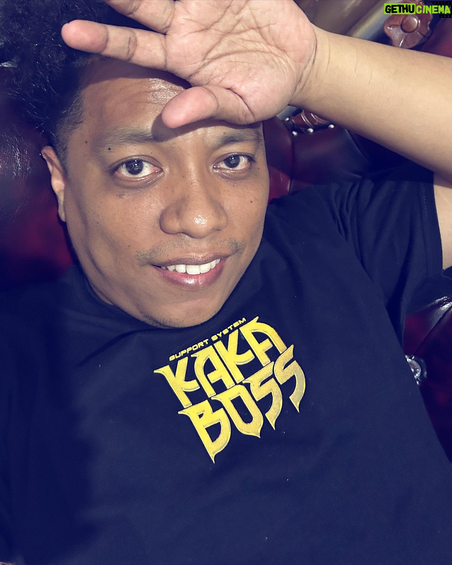 Arie Kriting - 8.3K Likes - Kalian lagi apa nih kawan? Masih pada pakai baju lebaran atau sudah ganti kaos yang nyaman?