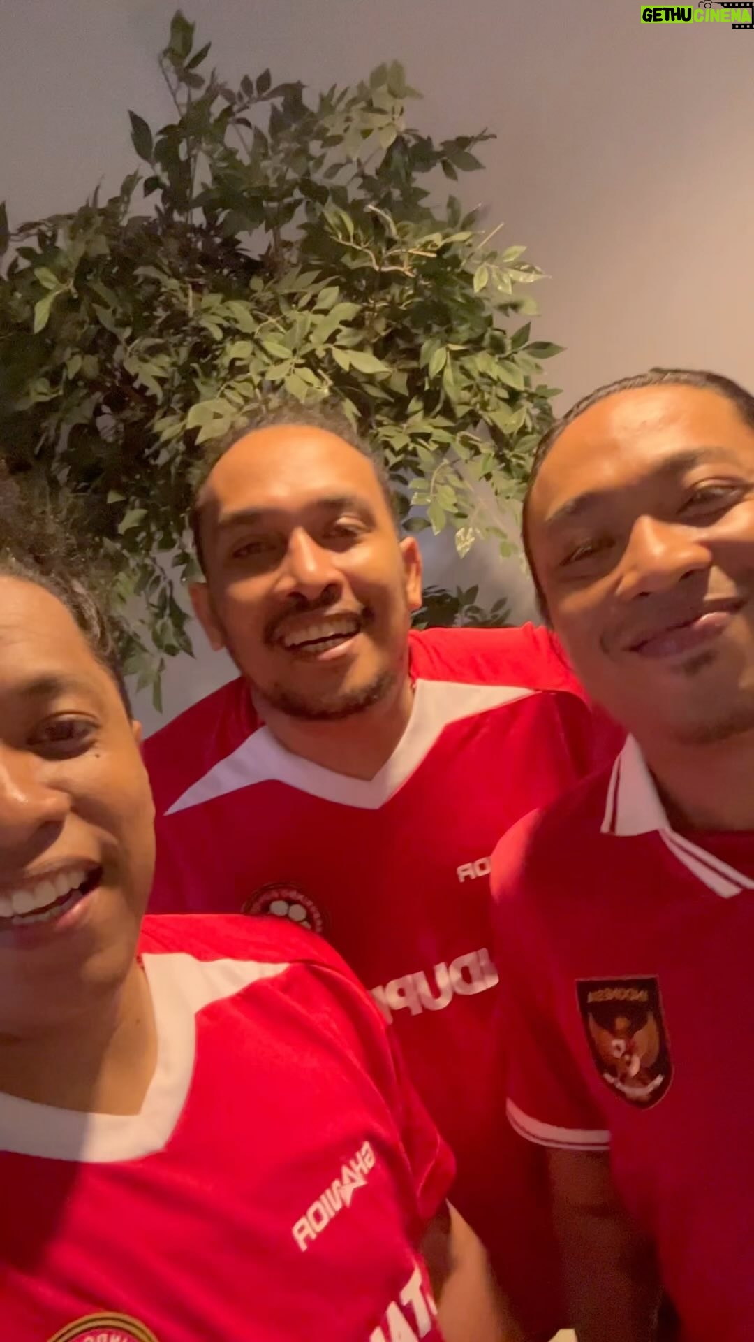 Arie Kriting - 217K Likes - Wah asli sih, gak nyangka prank dari @mamat_alkatiri bisa kena gini. Kita padahal percaya banget mau diajak main futsal sama dia ke Mamuju. Ahh gokil sih prank-nya Mamat.