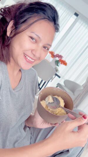 Arie Kriting Instagram - Udah beberapa hari perempuan ini merawat kami. Kuat sekali dirimu itu hey @indahpermatas 🥰🙏🏽