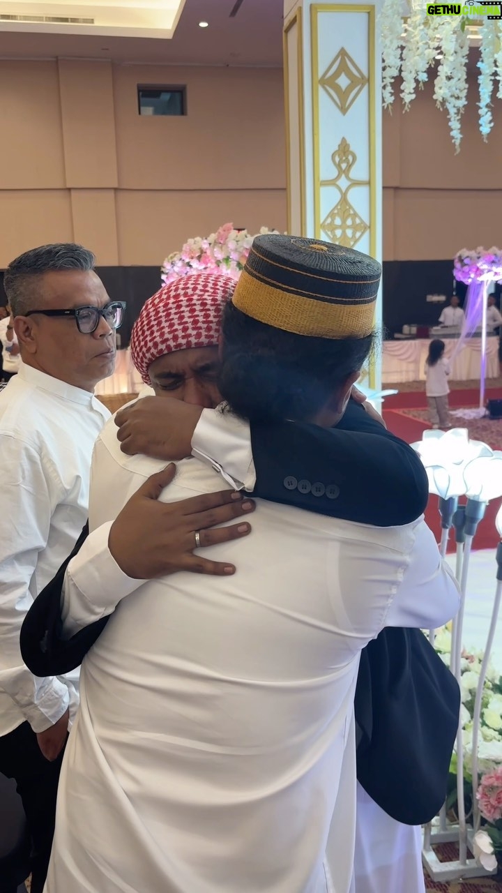 Arie Kriting - 123.9K Likes - Dulu dia pikir saya prank dia. Alhamdulillah manusia ini tidak mengikuti perasaan suāudzonnya kepada saya. Dan akhirnya dia menemukan pelabuhan terakhirnya. Selamat @mamat_alkatiri semoga bahagia dunia dan akhirat bersama @nafhafirah yaa. š„°šš½