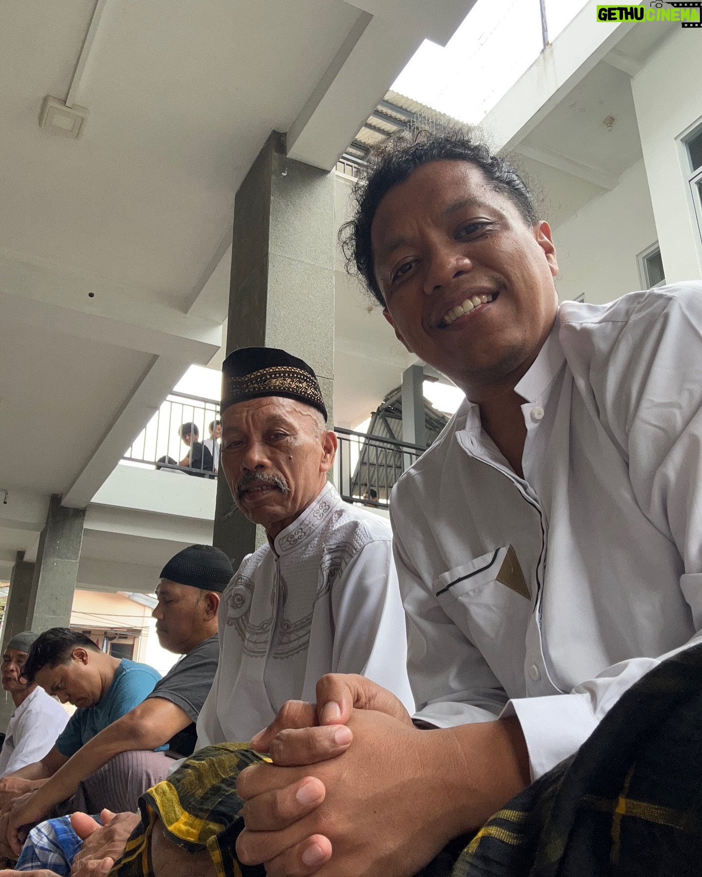 Arie Kriting - 12.3K Likes - Moment apa yang bikin kamu bangga sama sosok Ayah?
Kalau saya, paling bangga sama saya punya Bapak itu karena beliau selalu berusaha kuat. Jadi bapak-bapak di Timur dengan keadaan ekonomi yang kurang memadai, tidak bikin bapak saya kecil hati dan mengecilkan mimpi anak-anaknya. Biar pun keadaan sulit, bapak selalu yakinkan saya untuk sekolah sampai ke tanah Jawa. Bapak sering sekali cari ikan di laut malam-malam, biar pengeluaran bisa ditekan karena gaji bapak pasti kurang kalau tiap saat beli lauk dari pasar. Tapi bapak tidak pernah bilang itu karena ekonomi kami sulit, bapak selalu bilang ikan segar dari laut jauh lebih baik. Biar kita tidak minder dan berkecil hati. Terima kasih bapak, sudah jadi contoh laki-laki yang tabah dan kuat untuk saya. ☺️🙏🏽
Film Kaka Boss ini sedikit banyak ada bagian dari kenangan saya dan bapak juga.
Jadi, kalian ada memori apa soal bapak?
#FilmKAKABOSS #KAKABOSS #GasKitaGas #Tabakar