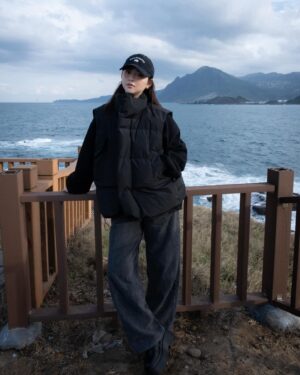 Ariel Chiao Instagram - 我的29歲 -
2023的最後一天 回想一下今年發生的所有事情
好像只能用「轟轟烈烈兵兵乓乓」來形容
啊～
2024相信一切都會好起來的！（吧？
新年快樂各位～
我已經在期待30歲的到來🙂
-
大學T、背心外套都是 @m_chu___ 
（私心愛店