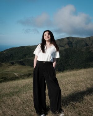 Ariel Chiao Instagram - 山上的風很親人
只好任由頭髮們去想去的地方